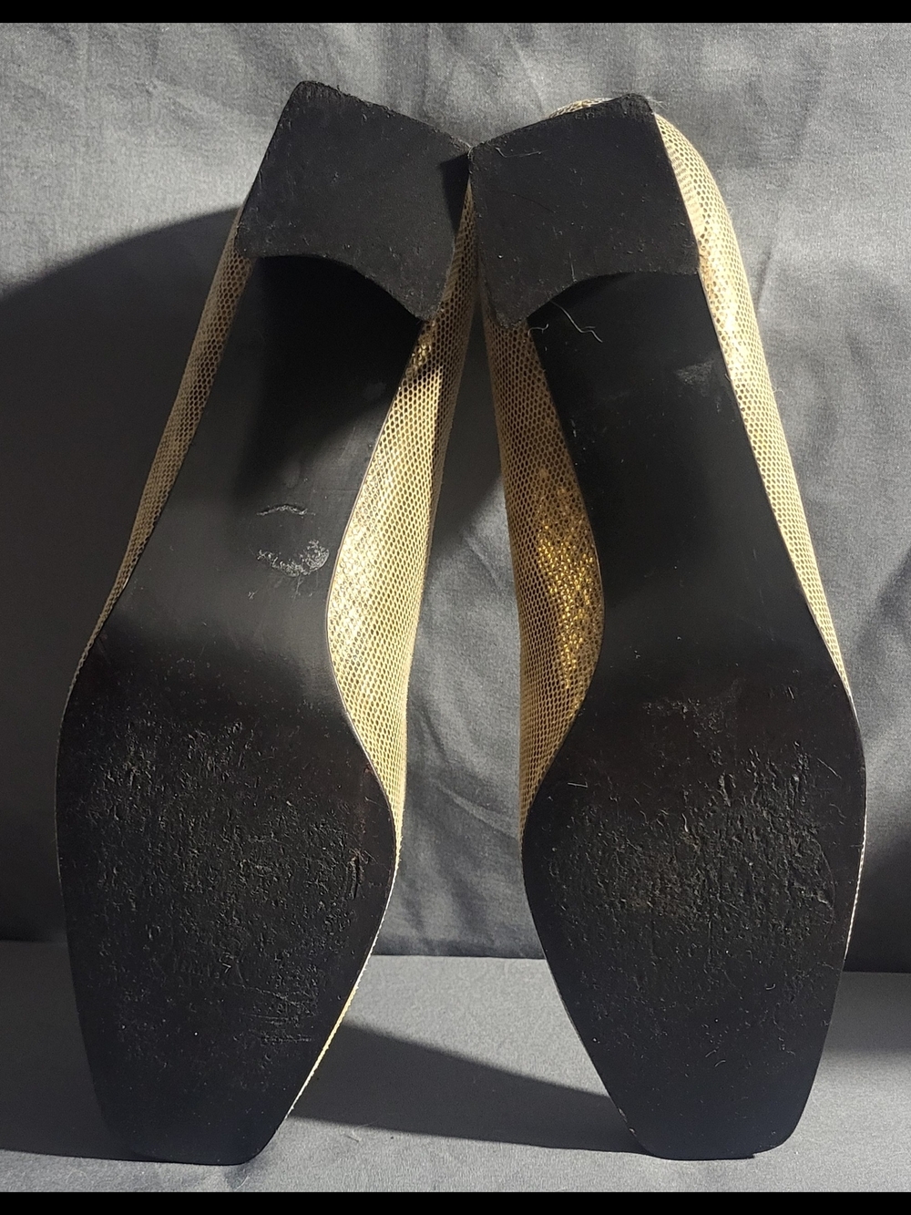 Stuart Weitzman Gold Ladies Pump - Picture 5 of 6
